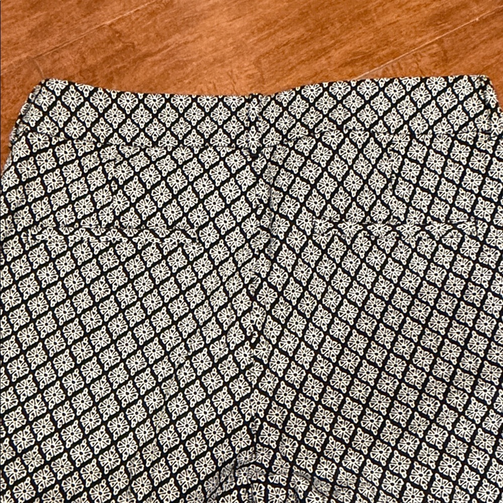 Old Navy pixie  Black and White Patterned Pants - Picture 4 of 4